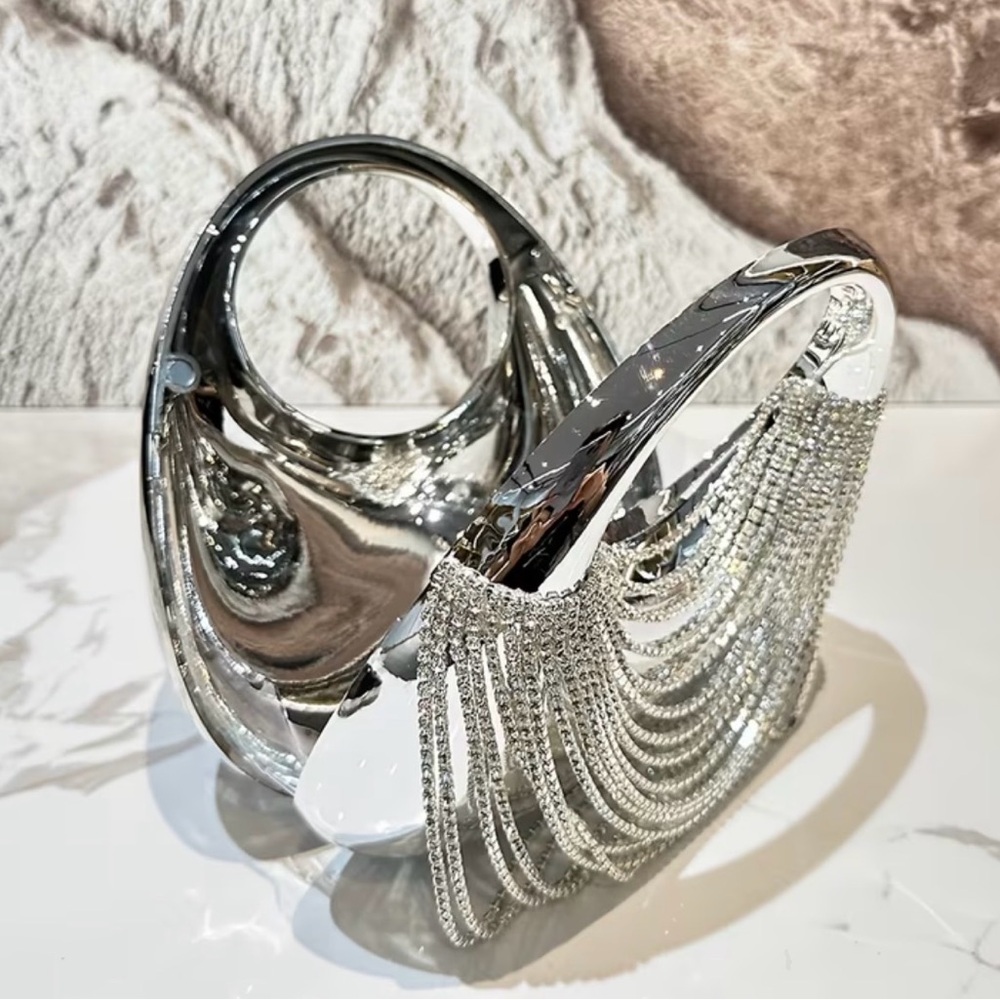 Elegant Silver Handbag with Rhinestone Detailing - Picture 4 of 6